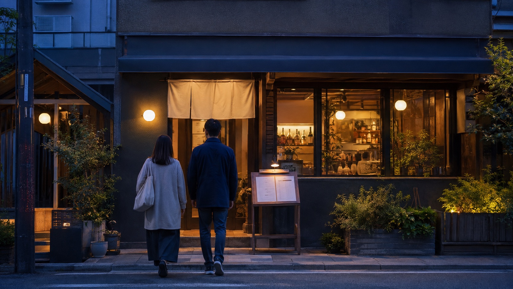 夕方の飲食店へ向かう二人のお客さま